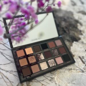 HUDA BEAUTY Pretty Grunge Eyeshadow Palette